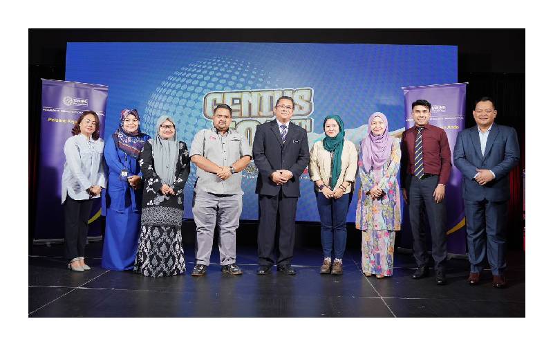 Airol Fadley (empat dari kiri), diikuti Azhar, Farah dan Rina bersama tetamu yang hadir pada majlis itu.