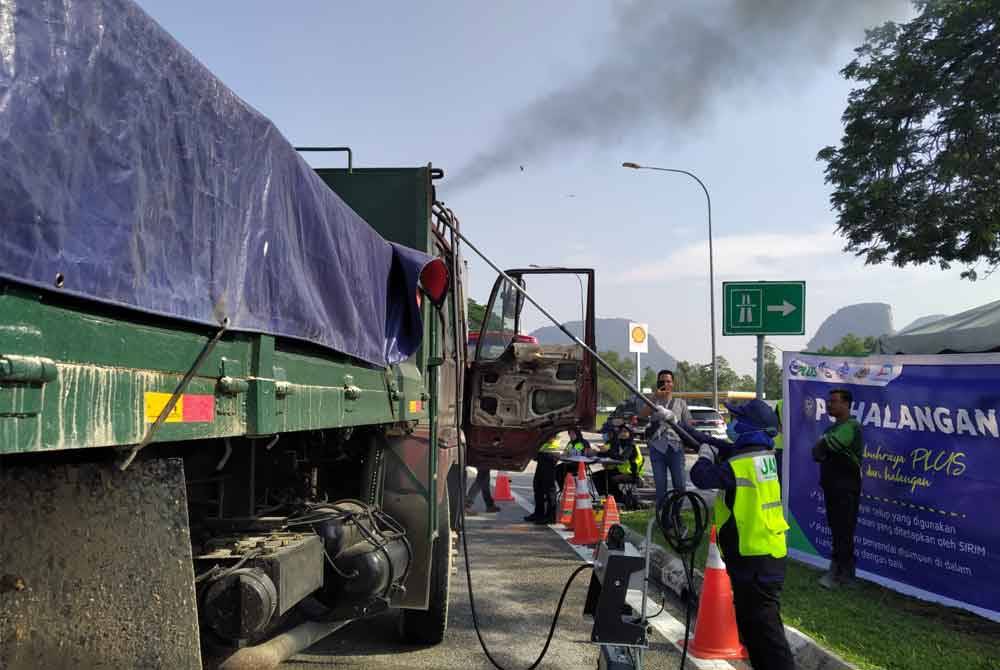 JAS turut memeriksa asap lori ketika Operasi Khas Kenderaan Perdagangan Bersama Agensi Penguat kuasa dan Konsesi Lebuh raya Tahun 2024 di PLUS berhampiran RTC Perak di sini pada Rabu.