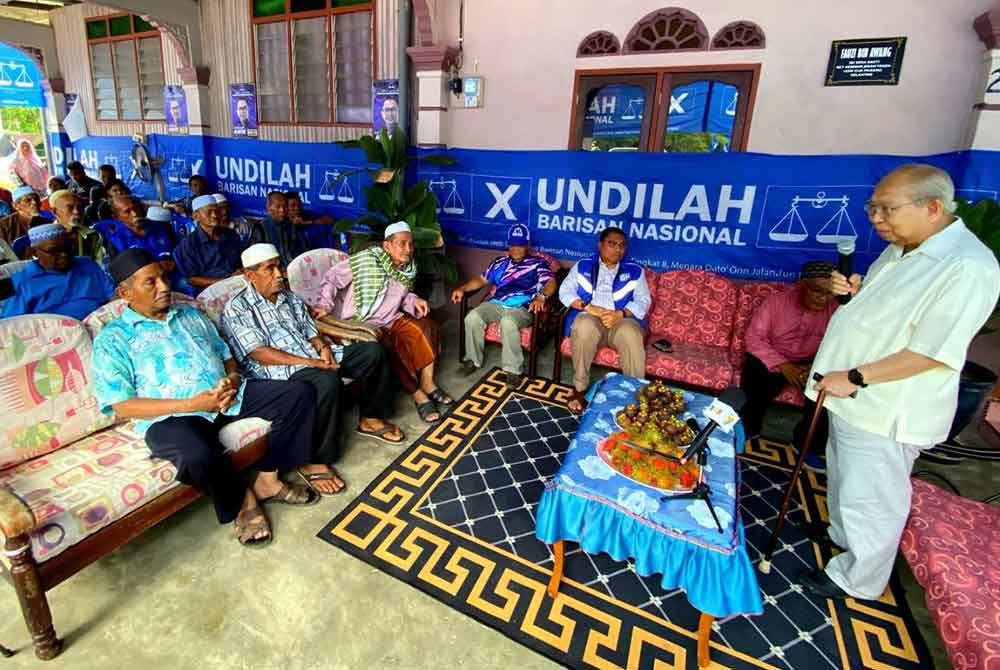 Ku Li (kanan sekali) turun berkempen untuk Awie di Jeram Tekoh, Gua Musang pada Rabu.