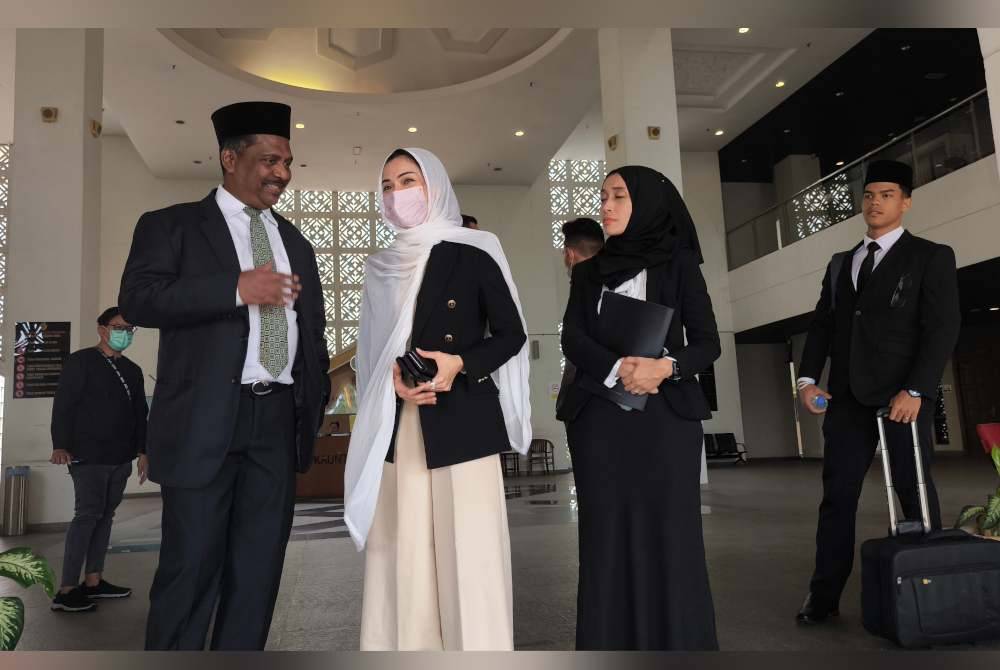 Nur Fathiah (dua dari kiri) hadir ke Mahkamah Rendah Syariah Wilayah Persekutuan Kuala Lumpur bagi prosiding pengesahan perkahwinan pada Rabu.