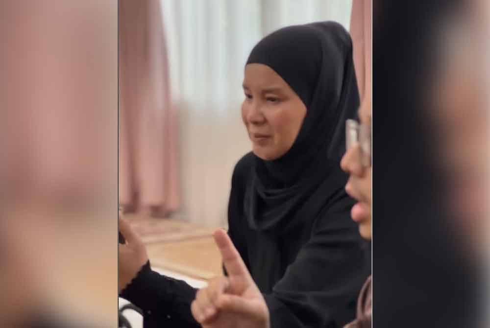 Sheila Rusly berkongsi saat manis apabila bakal menantunya, Baetrice Chitra memeluk agama Islam di sebuah masjid baru-baru ini.