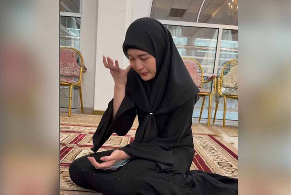 Baetrice dilihat tidak dapat menahan air mata sebaik selesai memeluk Islam.
