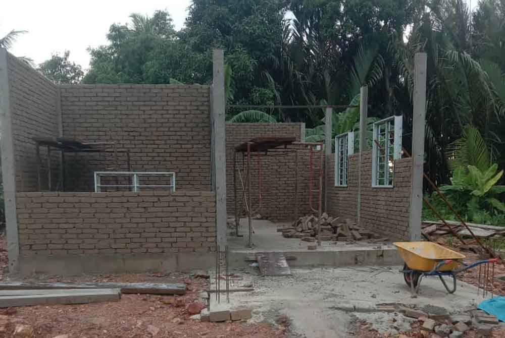 Rumah Ahmad Rodzi yang sedang dalam pembinaan di Kampung Sungai Lintang, Sungai Limau, Yan.