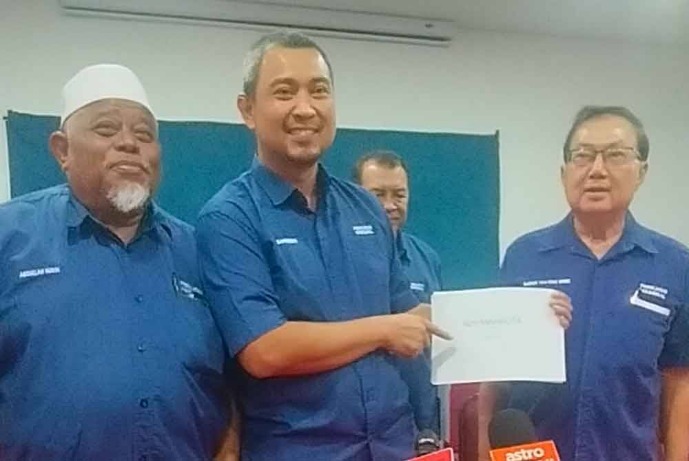 Dr Sahruddin (tengah) selepas mesyuarat persiapan PRK DUN Mahkota di Pejabat Bersatu Kluang pada petang Rabu.