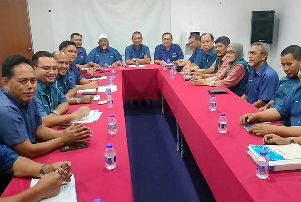 Pimpinan PN Johor mengadakan mesyuarat persiapan PRK DUN Mahkota di Pejabat Bersatu Kluang pada petang Rabu.