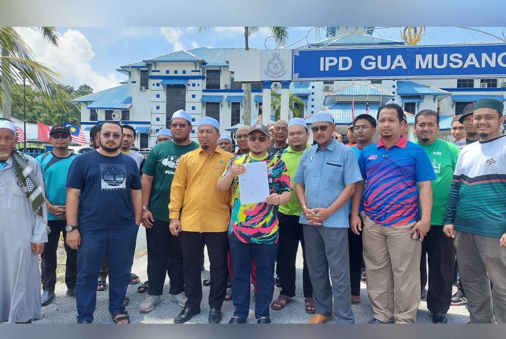 Pemuda Pas Kelantan yang diwakili Mohd Kamal menunjukkan salinan laporan polis yang dibuat di IPD Gua Musang pada petang Rabu.