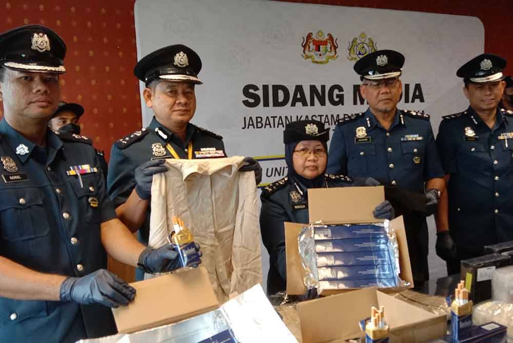 Antara rokok putih diikrarkan sebagai pakaian yang dirampas di zon perdagangan bebas, Kompleks Kargo KLIA pada 9 Julai lalu.