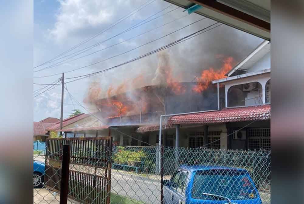 Kebakaran yang berlaku melibatkan sebuah rumah dua tingkat di Tanah Merah. Foto Ihsan Bomba.