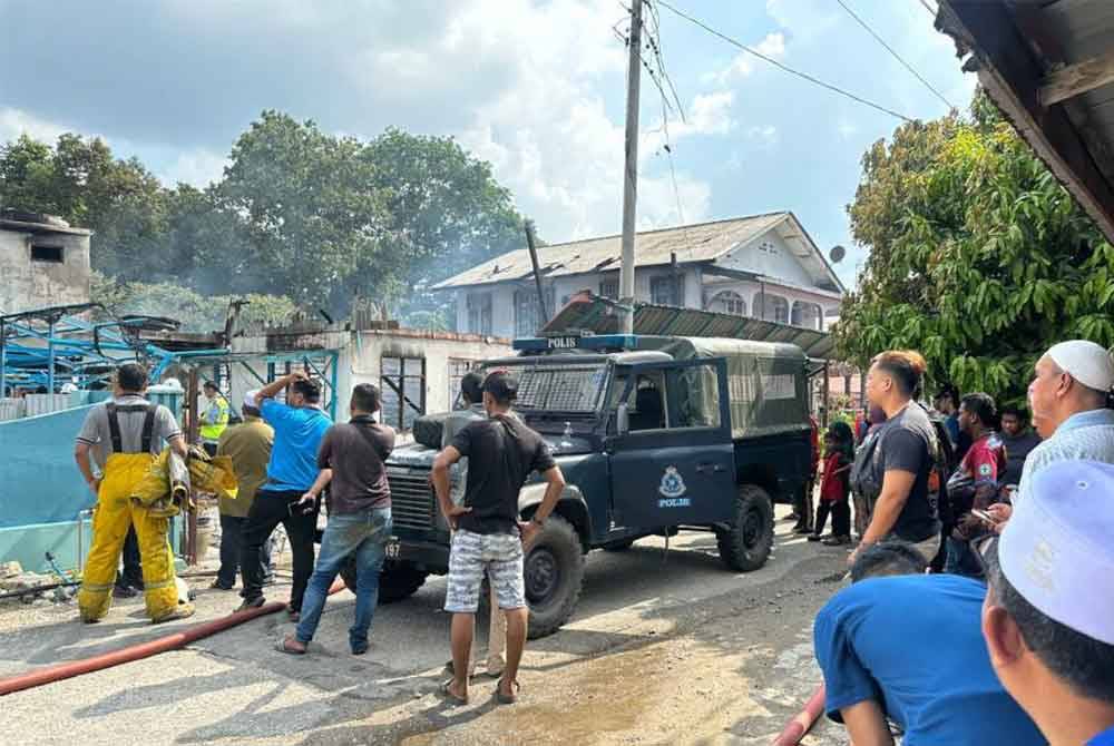 Keadaan rumah didiami mangsa terbakar dalam kejadian di Lorong Nimar 500, Jalan Kadir Adabi, Tanah Merah pada Rabu.
