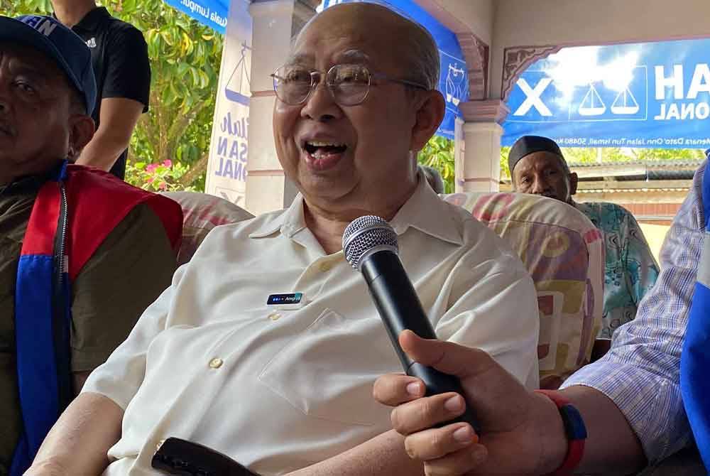 Tengku Razaleigh Hamzah mendedahkan dia nyaris maut selepas helikopter dinaikinya hampir terhempas ketika dalam perjalanan merasmikan pembukaan tanah rancangan itu pada 1979.