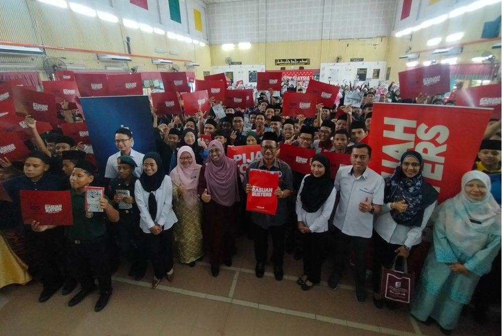 Warga sekolah dan pihak penganjur bergambar bersama seusai program di SMAT Tengku Ampuan Jemaah.