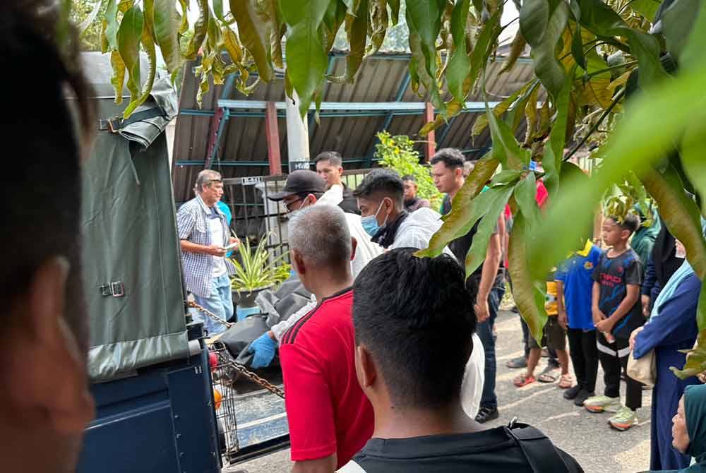 Mayat mangsa dibawa dengan kenderaan polis ke Hospital Tanah Merah.