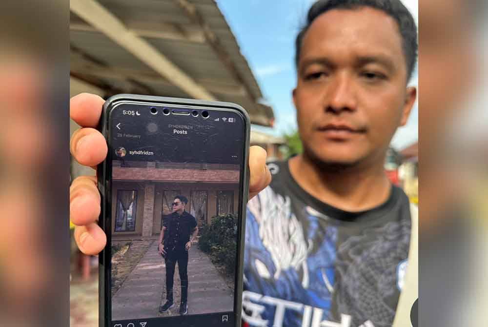 Abang sulung mangsa, Mohammad Norsyahidfuddin menunjukkan gambar Allahyarham Mohammad Nor Syahid Faridzuan.