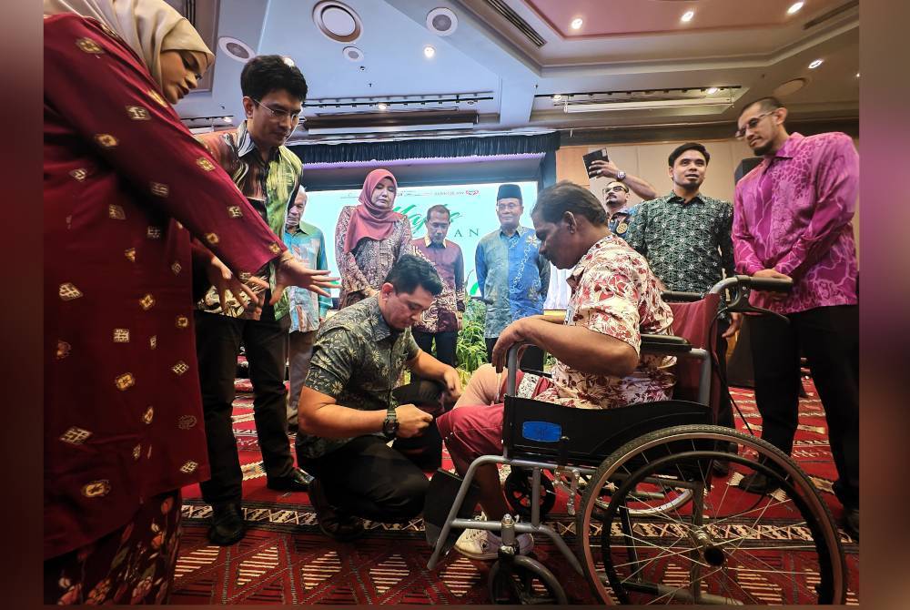 Tunku Zain (dua dari kiri) melihat pemasangan kaki palsu kepada salah seorang penerima bantuan pada Majlis Pelancaran Kempen Bantuan Kaki Palsu 'Feet4Life' Peringkat Negeri Sembilan di sini pada Rabu.