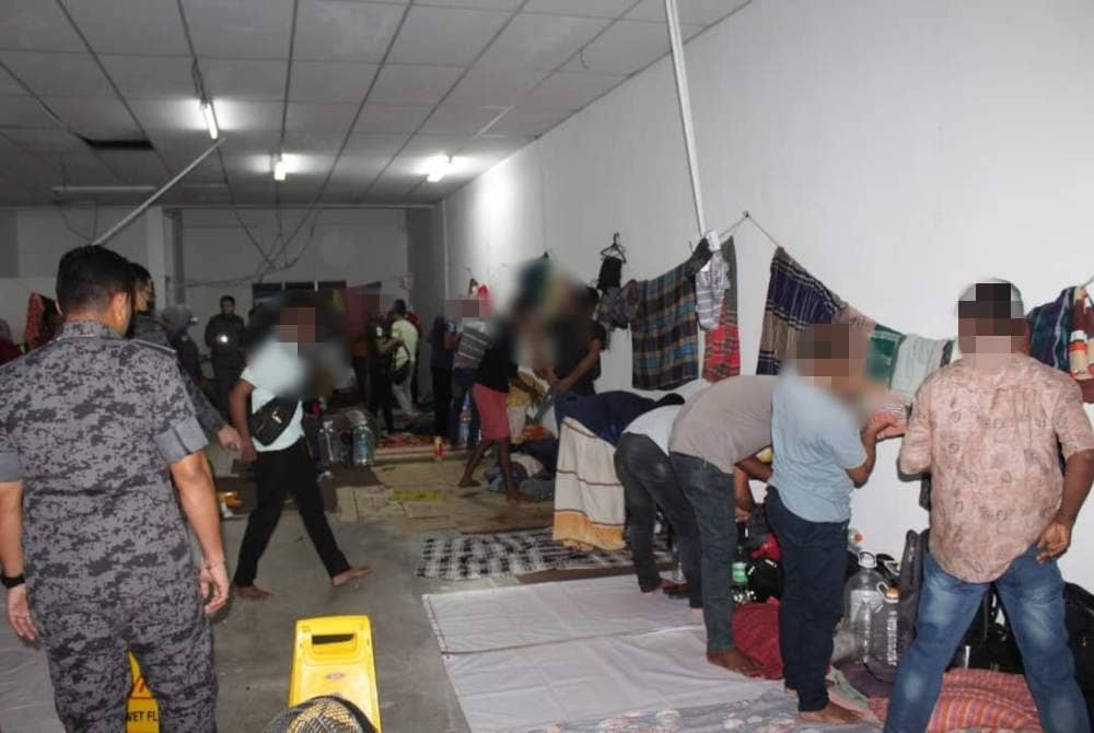 36 warga Bangladesh tinggal ditempat sempit dan kotor diselamatkan JIM Melaka.