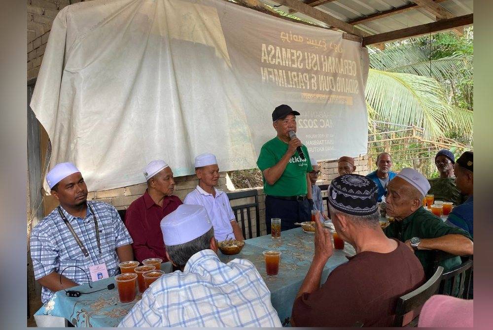 Mohd Rizwadi (duduk dari) turut hadir sama bersama Muhyiddin pada Sembang Santai Bersama Masyarakat di Limau Kasturi Dua, Gua Musang pada Rabu.