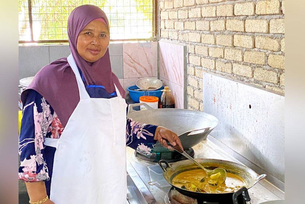 Sejak hari penamaan calon pada 3 Ogos lalu sehingga Ahad ini Rospinah masih perlu mengerah kudrat menyediakan pelbagai makanan bagi memastikan jentera parti kekal bertenaga.