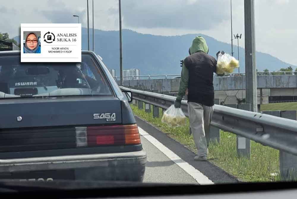 Penjaja menjual jeruk mangga di persimpangan lampu isyarat.