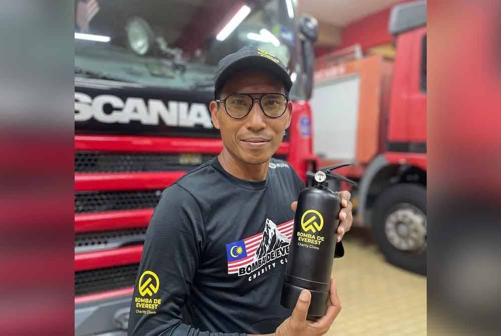 Mohd Fakhrul Munir menunjukkan alat pemadan api (edisi khas) yang dijual sempena Projek Pendakian Amal Bomba de Everest ‘Mencari Hati Emas’ 2025.