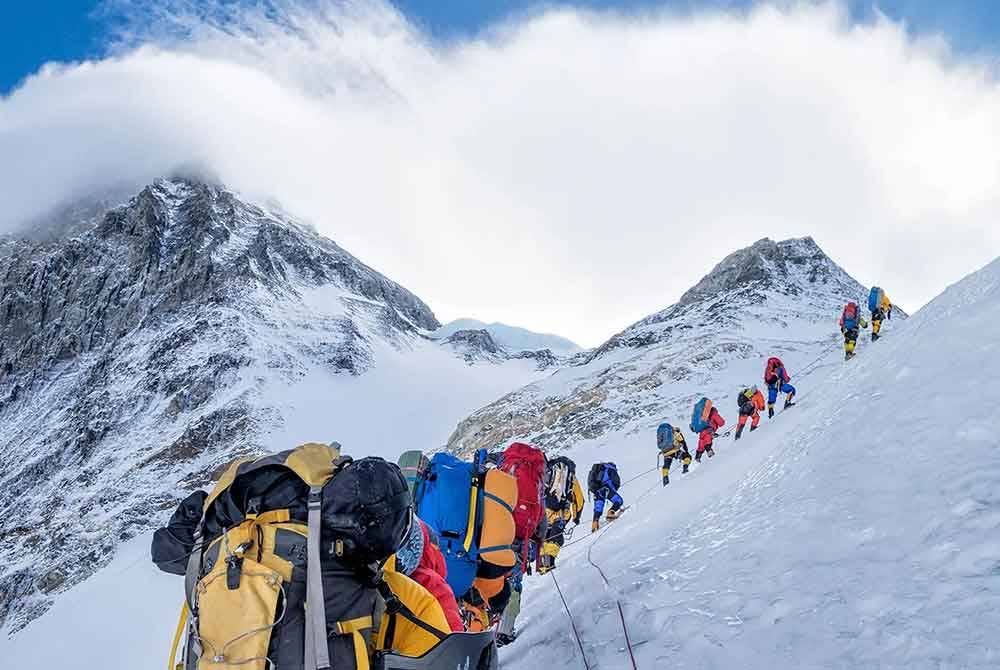 Gunung Everest merupakan gunung tertinggi di dunia dengan ketinggian 8,848 meter dari aras laut.