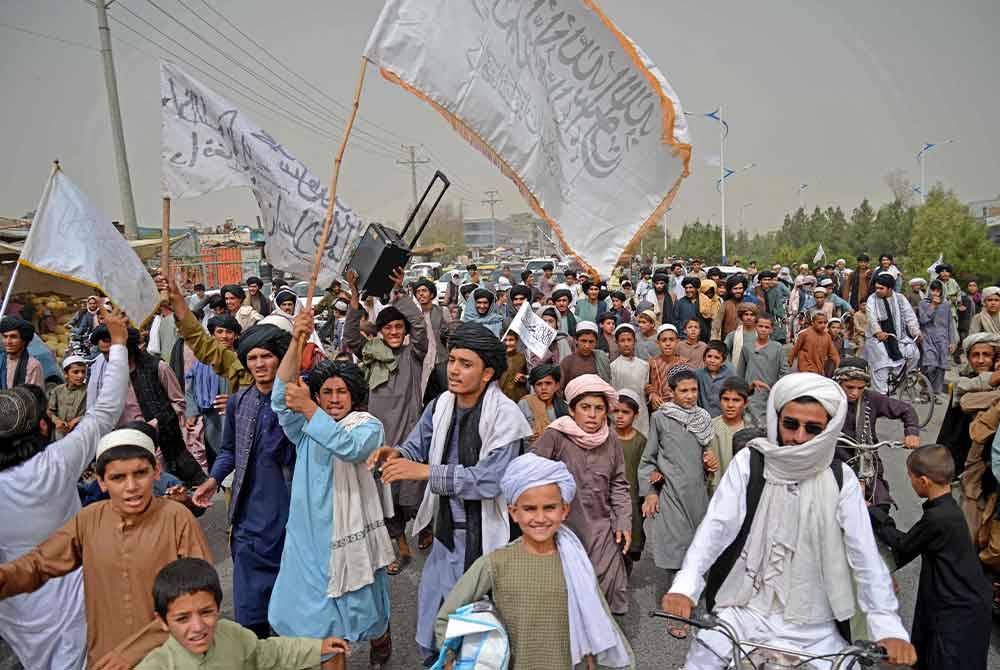 Penduduk menyambut sambutan ulang tahun ketiga rampasan Afghanistan daripada tentera AS di Kabul.