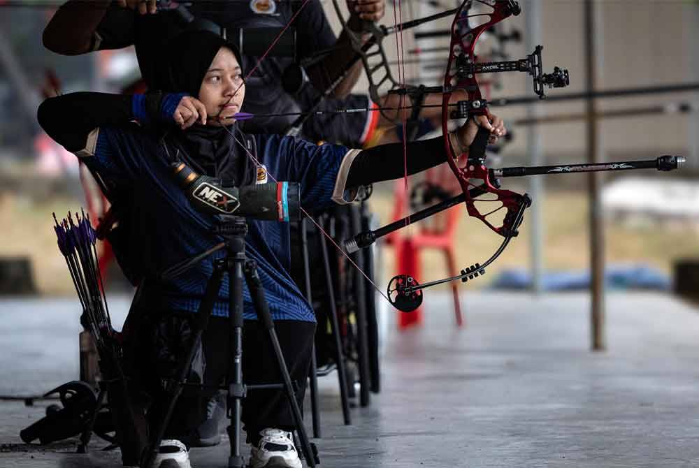 Nur Jannaton menjalani latihan menjelang temasya Sukan Paralimpik Paris 2024, di Lapang Sasar Memanah Jabatan Perkhidmatan Veterinar Perak baru-baru ini. Foto Bernama