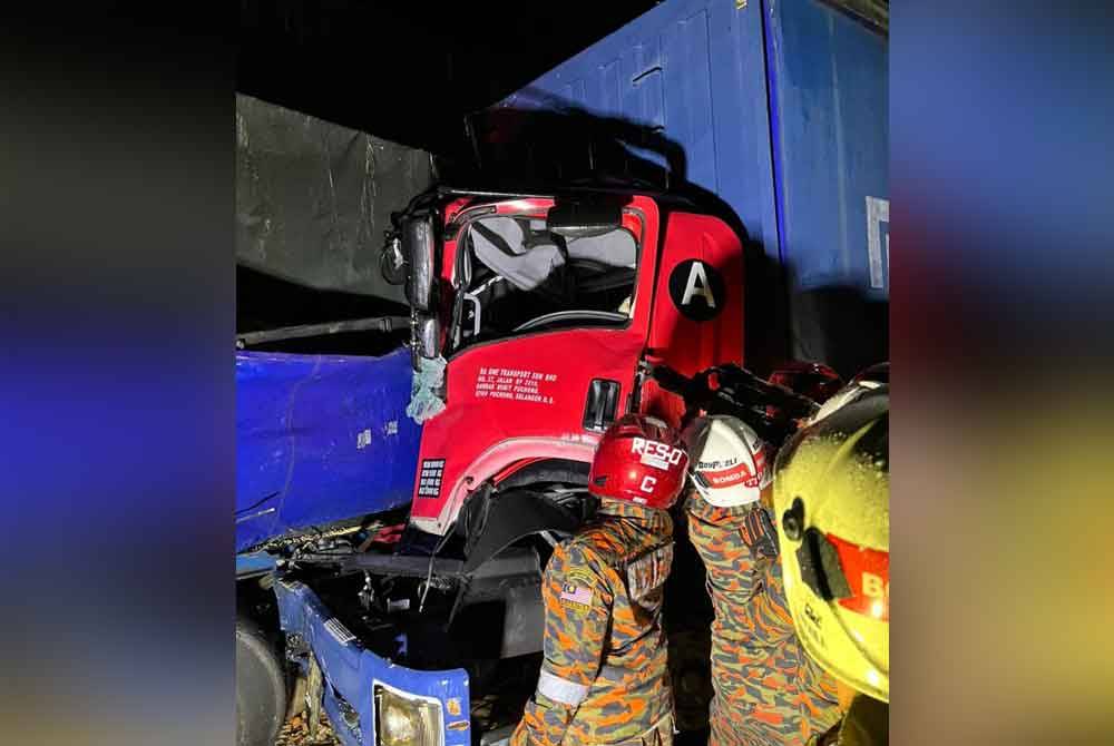 Sepasukan anggota bomba dan penyelamat bertungkus-lumus mengeluarkan mangsa yang tersepit.