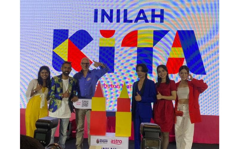 Pelancaran kempen ‘Inilah KITA’ disempurnakan oleh Euan (tiga dari kiri) bersama-sama barisan penyanyi lagu tema ‘Inilah KITA’.