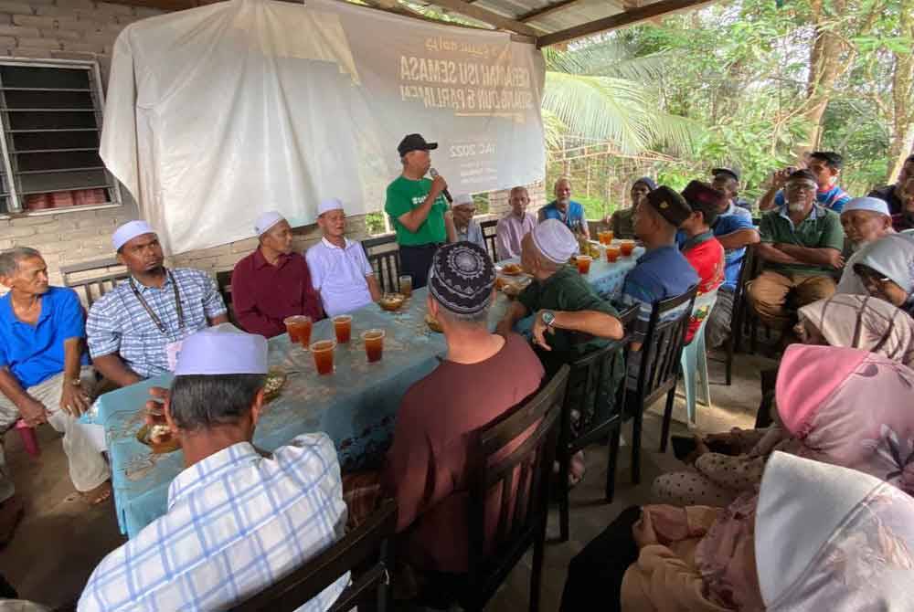 Muhyiddin (berdiri) ketika Sembang Santai Bersama Masyarakat di Limau Kasturi Dua, Gua Musang pada Rabu.
