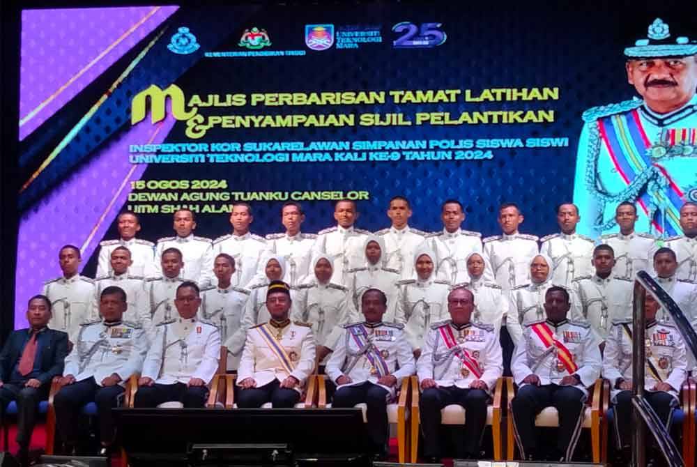 Razarudin (duduk lima kanan) ketika menghadiri Majlis Perbarisan Tamat Latihan dan Penyampaian Sijil Pelantikan Pegawai Inspektor Kor SUKSIS UiTM