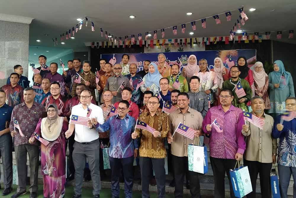 Ahmad Munir (lima dari kanan) bersama-sama Ahli-ahli Majlis MBI dan pegawai kanan MBI yang hadir sempena Majlis Pelancaran Program Kibar Jalur Gemilang Peringkat MBI 2024 di Bangunan MBI pada Khamis.