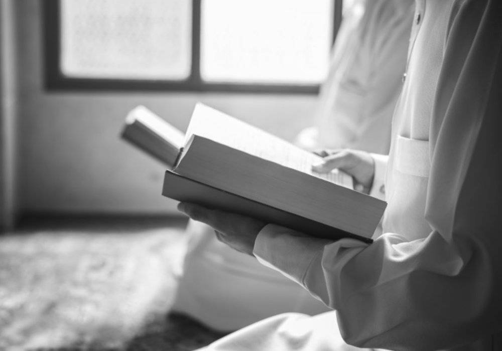 IMEJ penghafal al-Quran yang dipandang tinggi masyarakat boleh tercalar disebabkan segelintir daripada mereka yang berpakaian tidak sopan, malah menyalahi syariat. Foto PEXELS