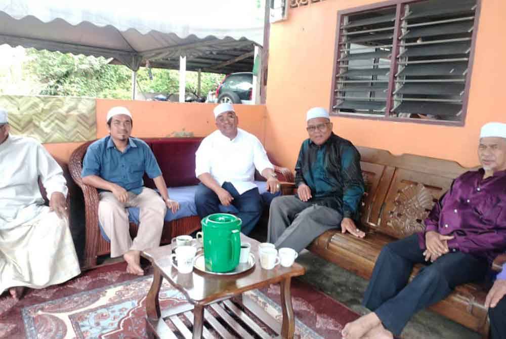 Muhammad Sanusi (tengah) ketika ditemui di rumahnya di Kampung Sungai Pau, di sini, pada Khamis.