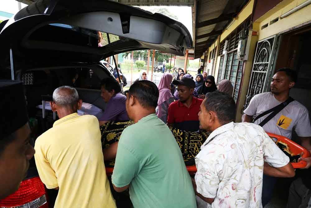 Jenazah mangsa dibawa keluar dari Unit Forensik Hospital Kuala Kangsar untuk dikebumikan di Tanah Perkuburan Orang-orang Islam Kampung Ketior Dalam selepas solat Asar.