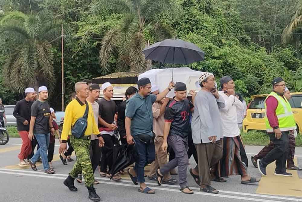 Jenazah Meriam dibawa ke Tanah Perkuburan Islam Sungai Pau untuk dikebumikan pada Khamis.