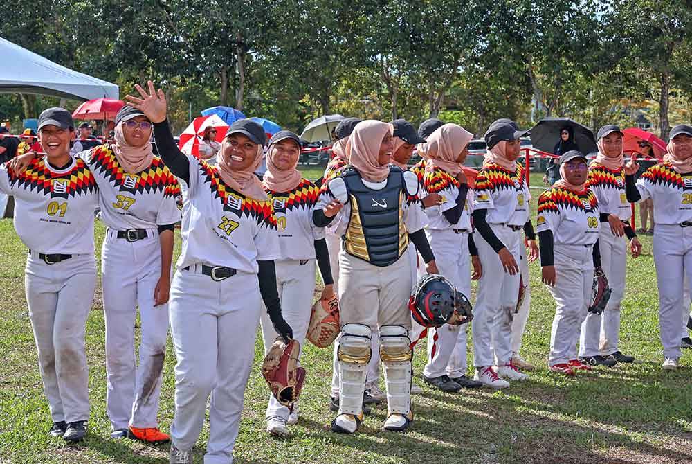 Pemain Negeri Sembilan meraikan kemenangan selepas menumpaskan Sarawak pada aksi Kumpulan D Sukma 2024 di IKBN Miri.