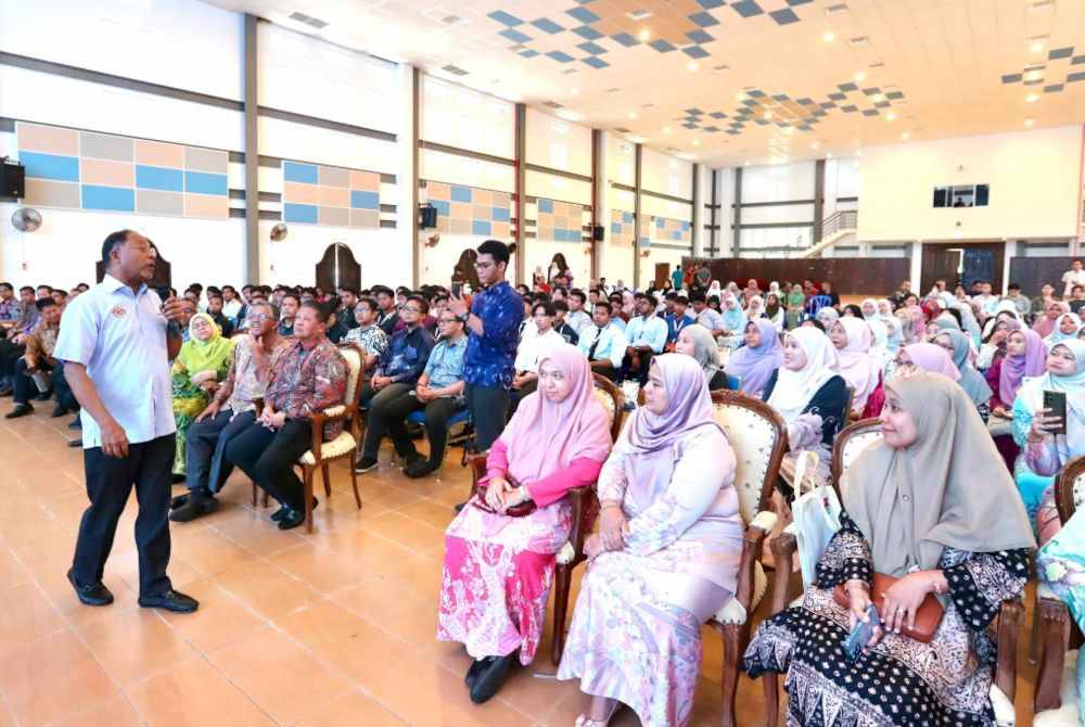 Zambry (kiri) turut menghadiri Sesi Ramah Mesra Bersama 300 Pelajar Asasi dan Pensyarah Muda di UMK. Foto Ihsan UMK.