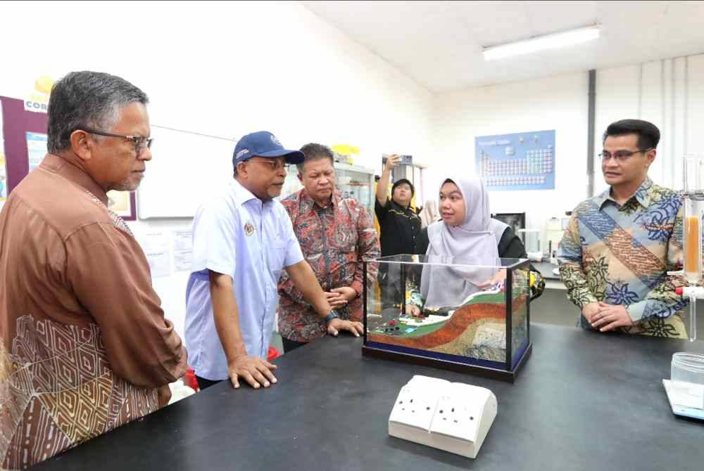 Zambry (dua dari kiri) diiringi Razli (tiga dari kiri) mendengar penerangan berkait Great daripada kakitangan UMK. Foto Ihsan UMK