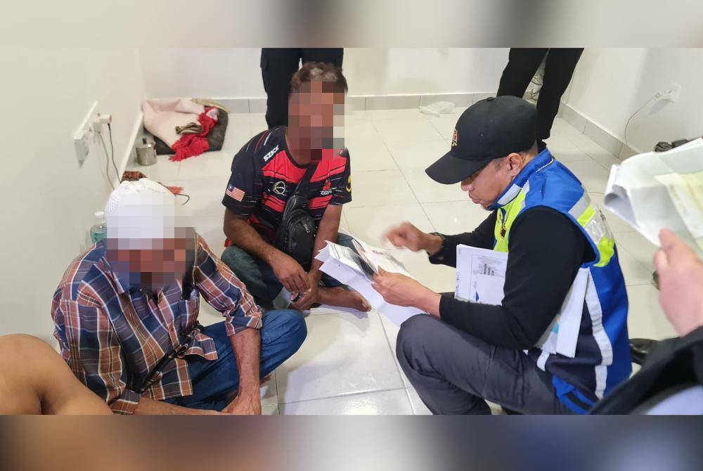 Pegawai (JTKSM) mengadakan pemeriksaan ke atas warga asing.