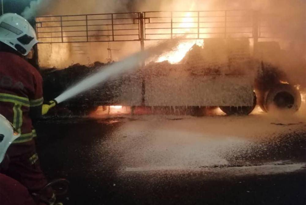Sebuah treler terbakar di Kilometer 260.9 Lebuhraya Utara Selatan, arah utara, dekat sini, petang Khamis, menyebabkan trafik sesak. Foto JBPM Perak