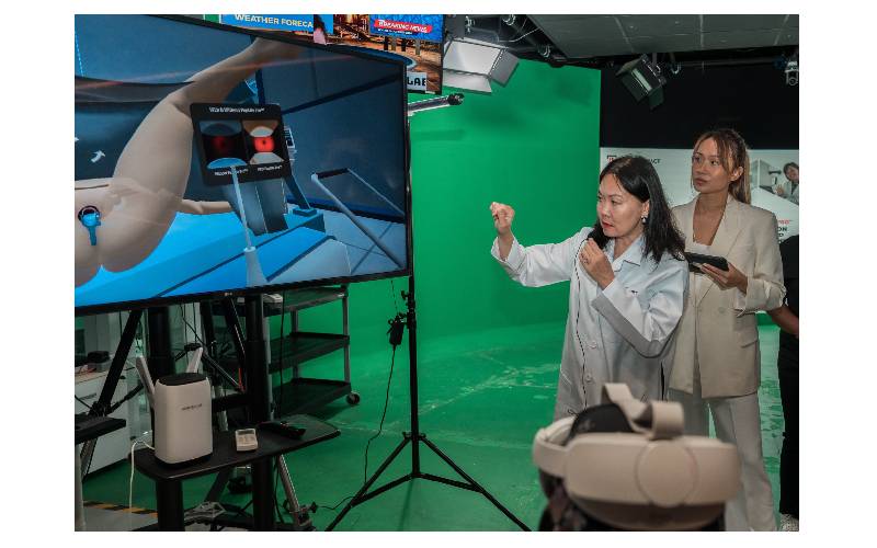 Pei Pei menerangkan perbezaan antara ujian pap smear konvensional dan PapLite Pro™ di Makmal Taylor's Virtual Online Future Technology & Extended Reality (VORTEX XR).