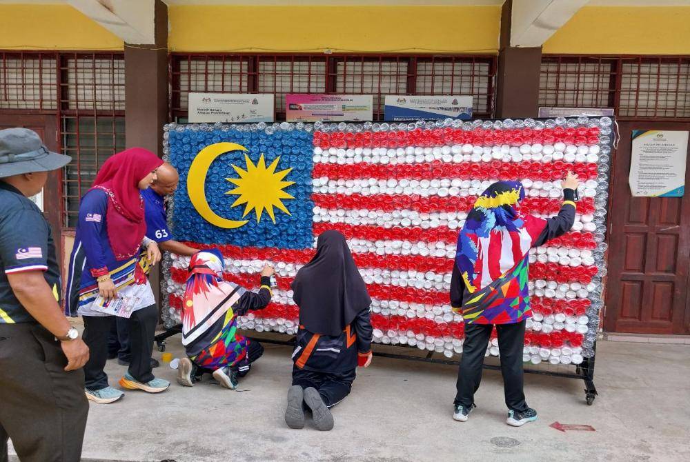 Lebih 1,500 botol terbuang dikumpul murid dan guru dari Sekolah Kebangsaan (SK) Gong Badak dekat sini bagi menghasilkan Jalur Gemilang bersaiz gergasi.