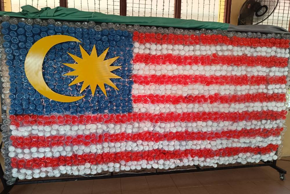 Lebih 1,500 botol terpakai diguna hasilkan Jalur Gemilang