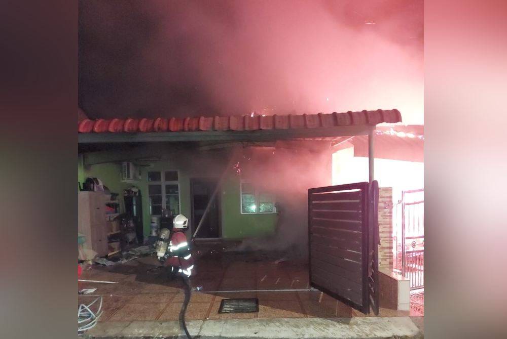 salah sebuah rumah hampir musnah dengan peratusan kebakaran 80 peratus, manakala peratusan kebakaran rumah kedua dan ketiga kira-kira 40 peratus.