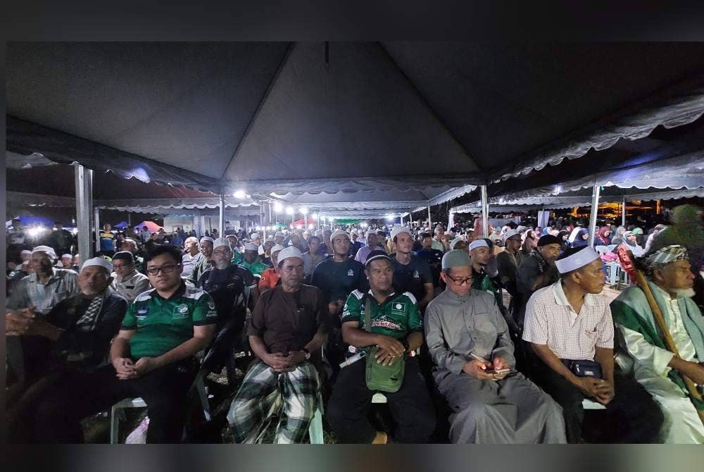 Ribuan penyokong PN hadir pada Ceramah Mega Grand Finale PRK Nenggiri di Jerek, Gua Musang pada Khamis malam.
