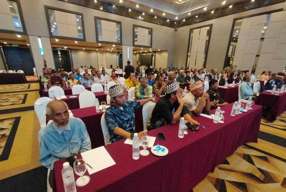 Masyarakat Orang Asli yang hadiri pada Sesi Mini Town Hall Bersama Exco Sumber Manusia, Pembasmian Kemiskinan dan Hal Ehwal Orang Asal dan Minoriti di Shah Alam pada malam Khamis.