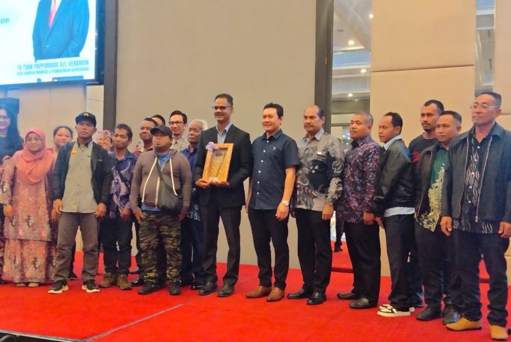 Wakil Masyarakat Orang Asli bergambar bersama V Paparaidu (tengah).