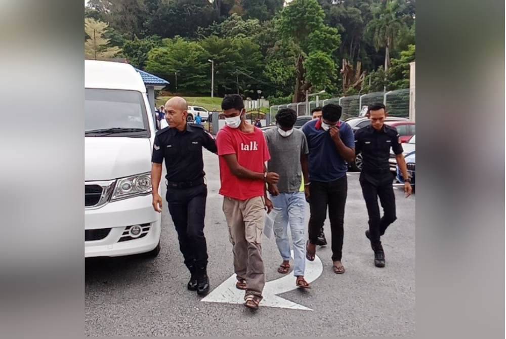 Tiga beradik didakwa di Mahkamah Sesyen Kuala Pilah pada Jumaat atas pertuduhan menyebabkan kecederaan parah terhadap seorang lelaki menggunakan parang dan pisau di Tampin pada awal bulan ini.