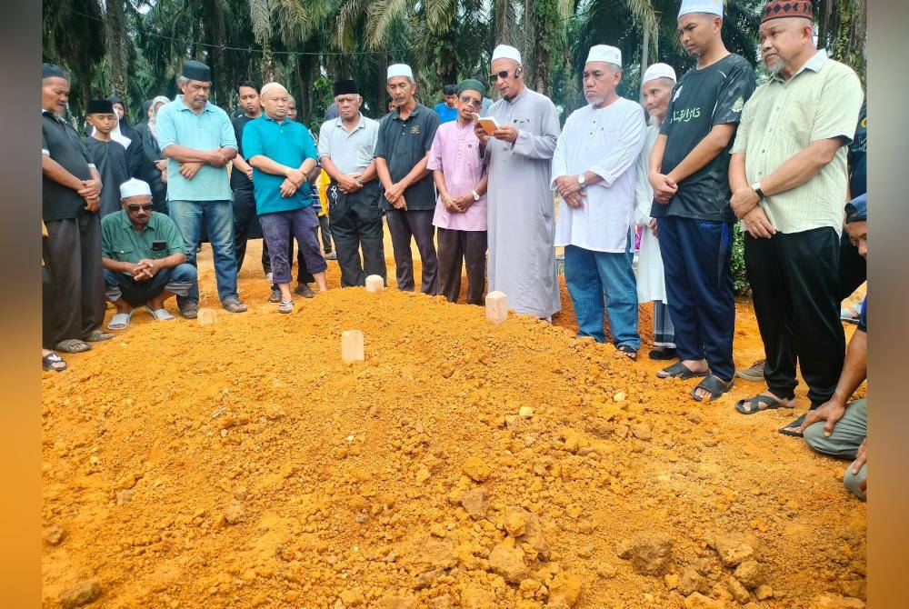 Jenazah pasangan warga emas yang rentung dalam kebakaran rumah di Kampung Paya Redan Pagoh pada minggu lalu, selamat dikebumikan pada pagi Jumaat.