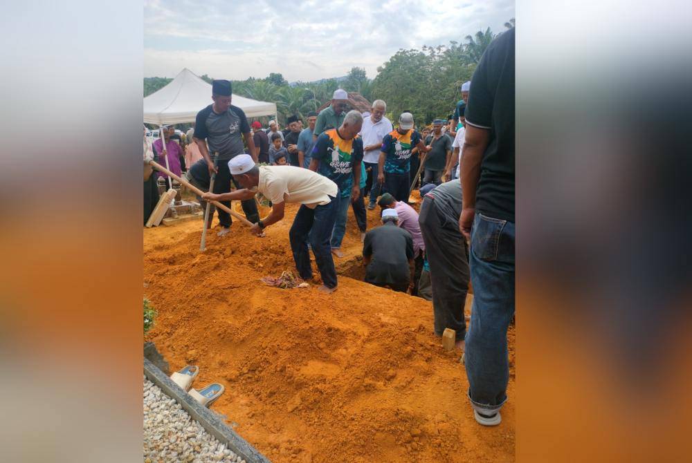 Jenazah pasangan warga emas yang rentung dalam kebakaran rumah di Kampung Paya Redan Pagoh pada minggu lalu, selamat dikebumikan pada pagi Jumaat.